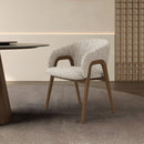 SILLA DE COMEDOR EN TELA TEXTURIZADA BLANCA Y MARRON Y PATAS ACABADO DE MADERA