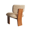 BUTACA ESTACIONARIA EN TELA BEIGE Y ACABADO DE MADERA