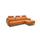 SOFA SECCIONAL ESTACIONARIO CON FRENTE DE PIEL NARANJA Y PATAS NEGRAS