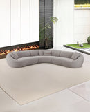 SOFA SECCIONAL ESTACIONARIO EN TELA TEXTURIZADA GRIS MARRON