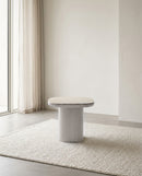MESA LATERAL CON TOPE DE MARMOL Y BASE ACABADO DE MADERA BEIGE