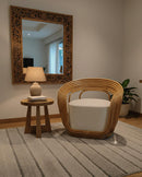 BUTACA ESTACIONARIA EN RATAN Y TELA BLANCA