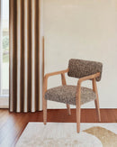 BUTACA ESTACIONARIA EN TELA TEXTURIZADA MARRON Y PATAS ACABADO DE MADERA CLARA