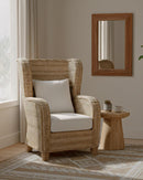 BUTACA ESTACIONARIA EN RATAN Y TELA BLANCA