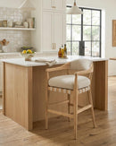 TABURETE DE BAR EN TELA KAKI Y ACABADO DE MADERA CLARA