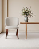 SILLA DE COMEDOR EN TELA TEXTURIZADA BEIGE Y PATAS ACABADO DE MADERA