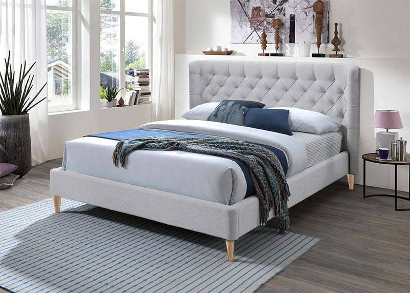 CAMA KING EN TELA GRIS, PATAS MARRONES