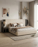 CAMA KING CON FRENTE DE PIEL BEIGE Y ACABADO DE MADERA