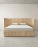 CAMA KING CON PANELES ACABADO DE MADERA NATURAL