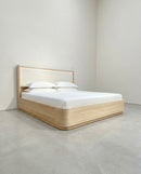 CAMA KING ACABADO DE MADERA EN TELA BLANCA