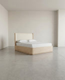 CAMA QUEEN ACABADO DE MADERA EN TELA BLANCA