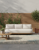 SOFA DE EXTERIOR DE TRES ASIENTOS BEIGE Y BASE ESTILO MADERA