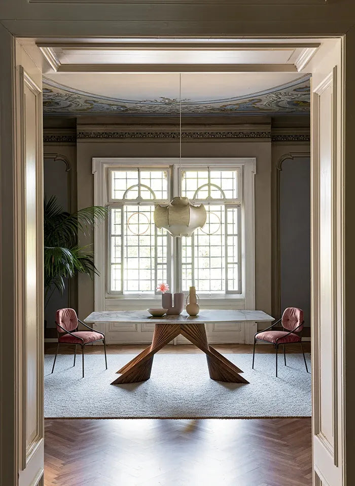 MESA DE COMEDOR TOPE DE VIDRIO TRANSPARENTE Y BASE ACABADO DE MADERA