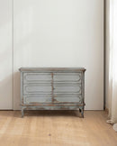 GABINETE PROVENZAL DE PINO GRIS DECAPADO CON 2 PUERTAS Y PATAS CURVAS