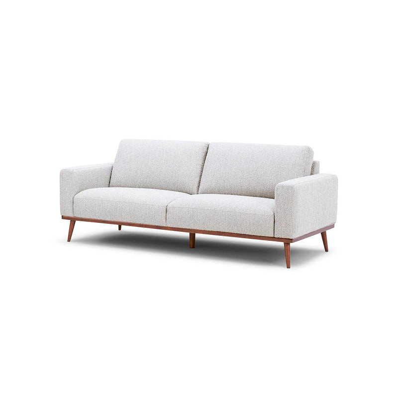 SOFA ESTACIONARIO DE TRES ASIENTOS EN TELA BLANCA Y PATAS ACABADO DE MADERA