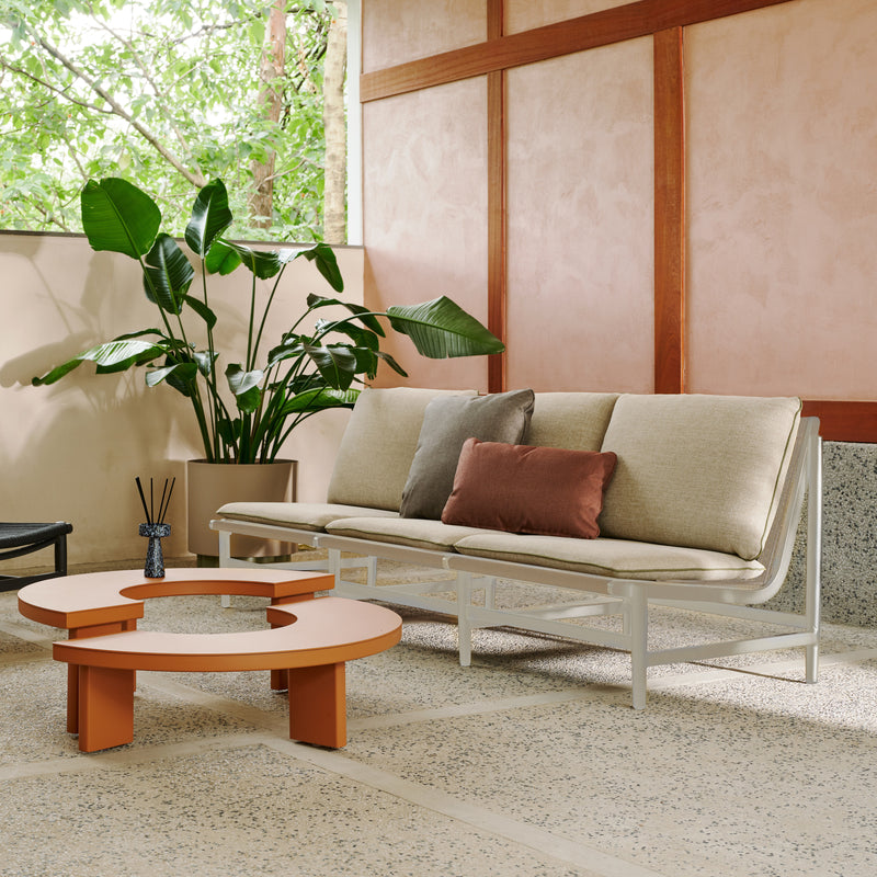 SOFA DE EXTERIOR DE TRES ASIENTOS EN TELA Y MARCO BEIGE CUERDA TAUPE