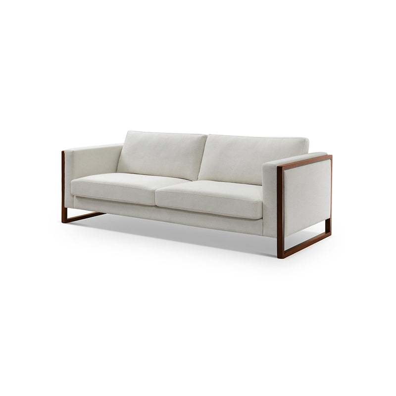 SOFA ESTACIONARIO DE TRES ASIENTOS EN TELA BLANCA Y PATAS MARRON OSCURO