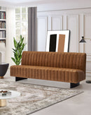 SOFA ESTACIONARIO DE TRES ASIENTOS CON FRENTE PIEL CAMEL