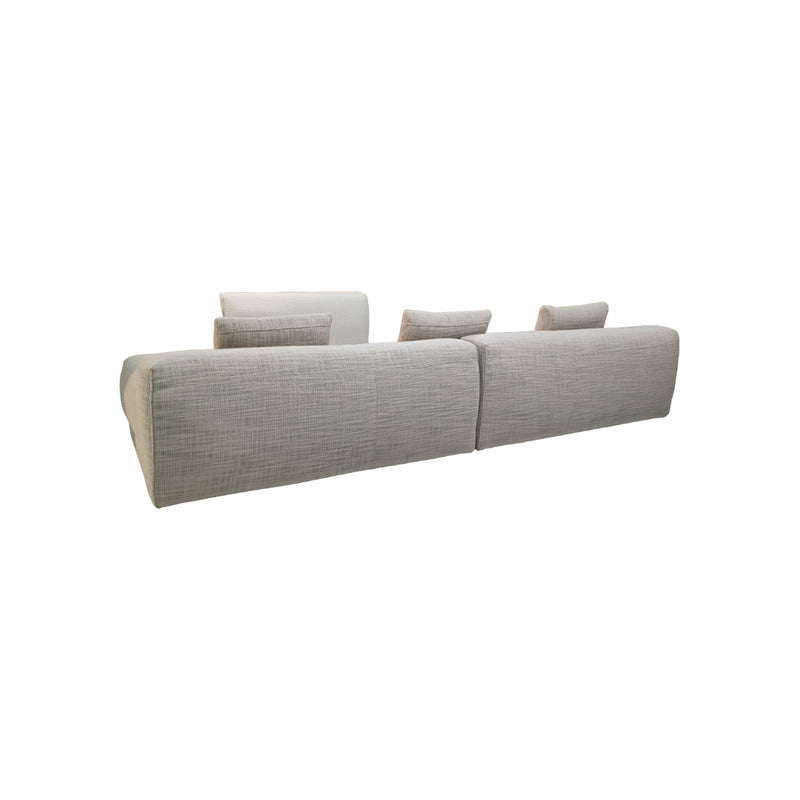 SOFA ESTACIONARIO DE TRES ASIENTOS EN TELA TEXTURIZADA GRIS