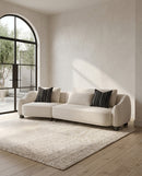 SOFA ESTACIONARIO DE TRES ASIENTOS EN TELA BLANCA
