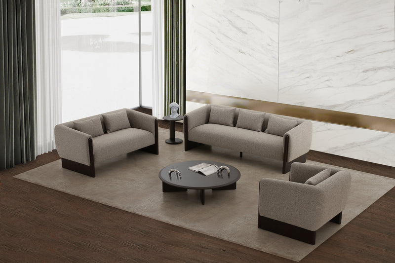SOFA ESTACIONARIO DE TRES ASIENTOS EN TELA TEXTURIZADA MARRON