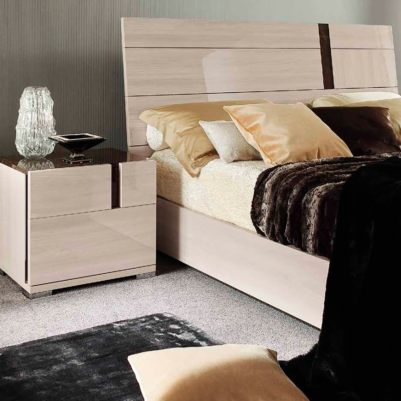 MESA DE NOCHE TEODORA EN MADERA DE ALTO BRILLO