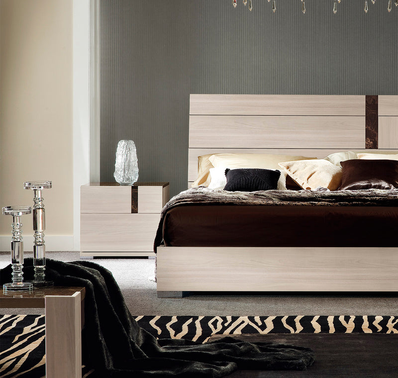 MESA DE NOCHE TEODORA EN MADERA DE ALTO BRILLO