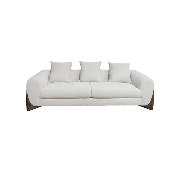 SOFA ESTACIONARIO DE CUATRO SIENTOS EN TELA BLANCA CON PATAS MARRONES